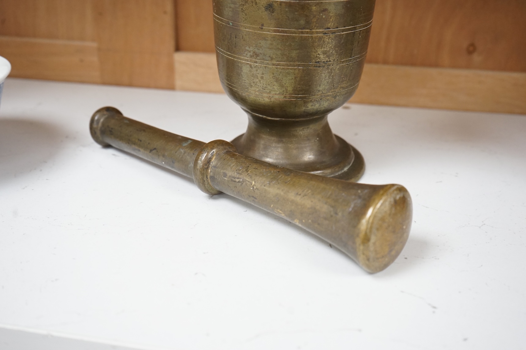 A Victorian bronze pestle and mortar, 25cm in length